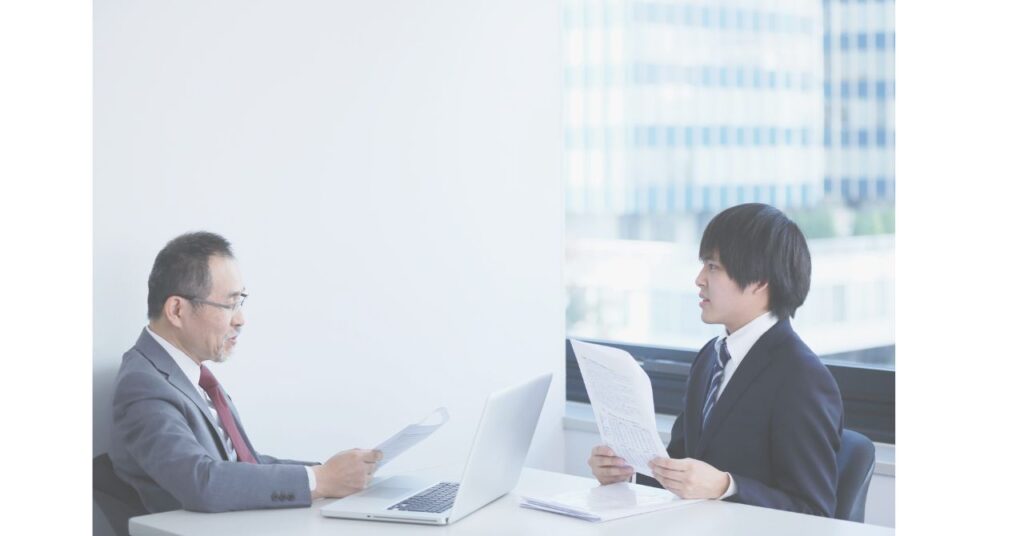 上司と部下の間で調整役を担う新任管理職を表した