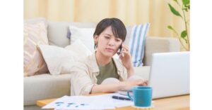 相談窓口に連絡するビジネスパーソンの写真