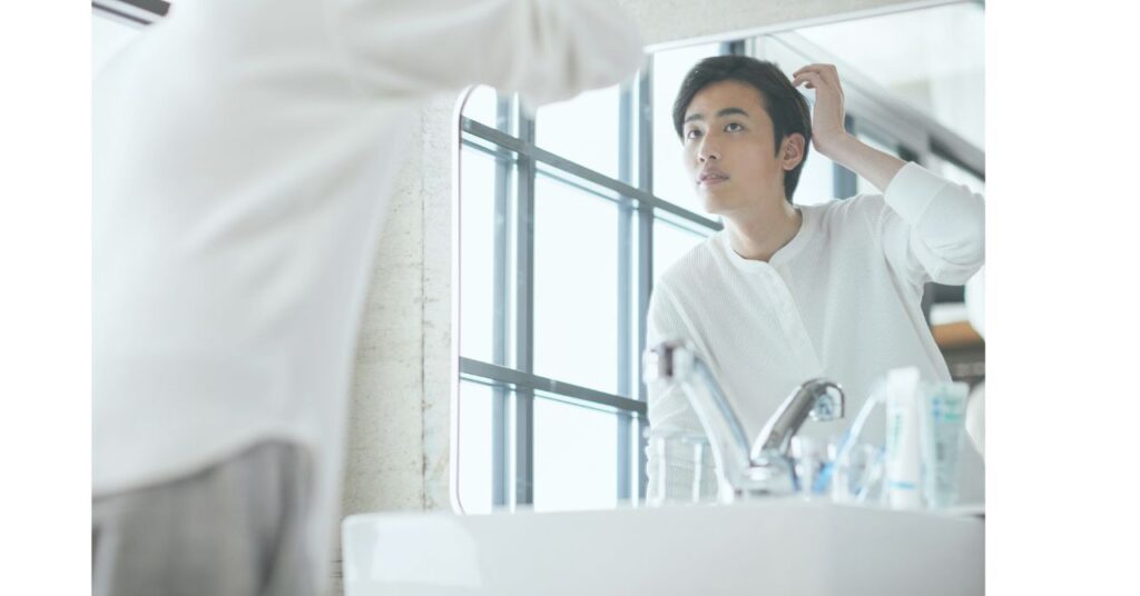 復職初日の朝、出社前に深呼吸する人