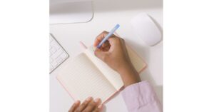 適応障害のセルフチェックをしている手元