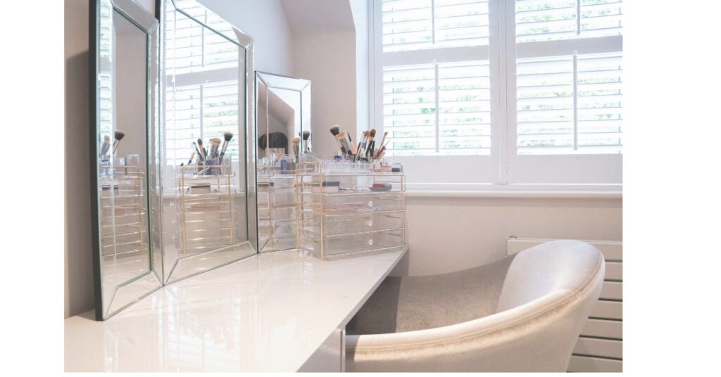 在宅ワークのデスクに置いたスキンケアと小物のイメージ写真