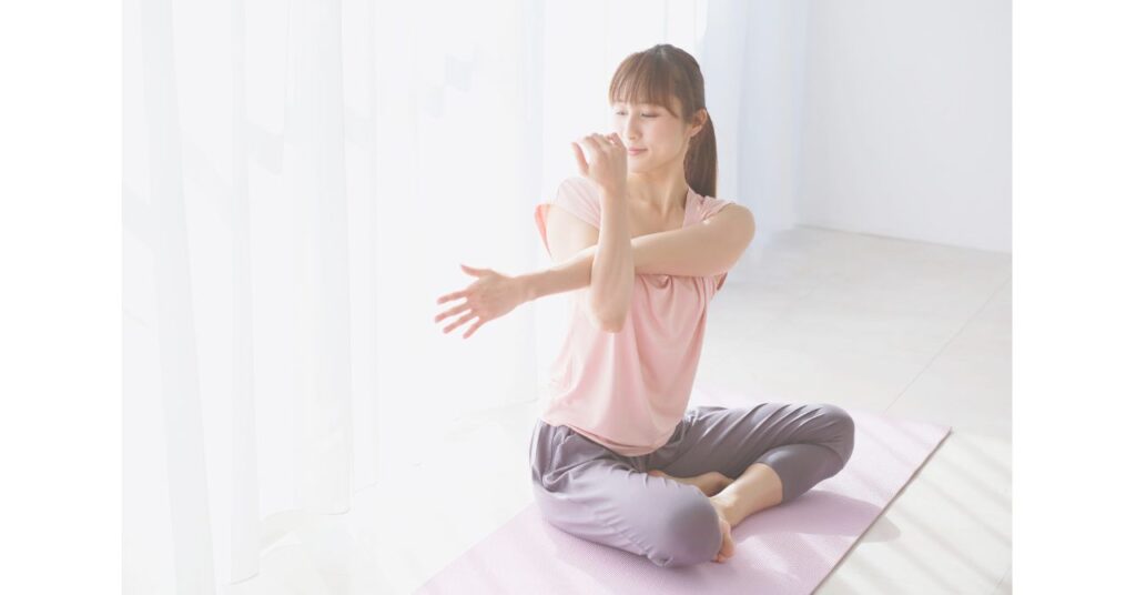 在宅ワーク中に肩をほぐす女性