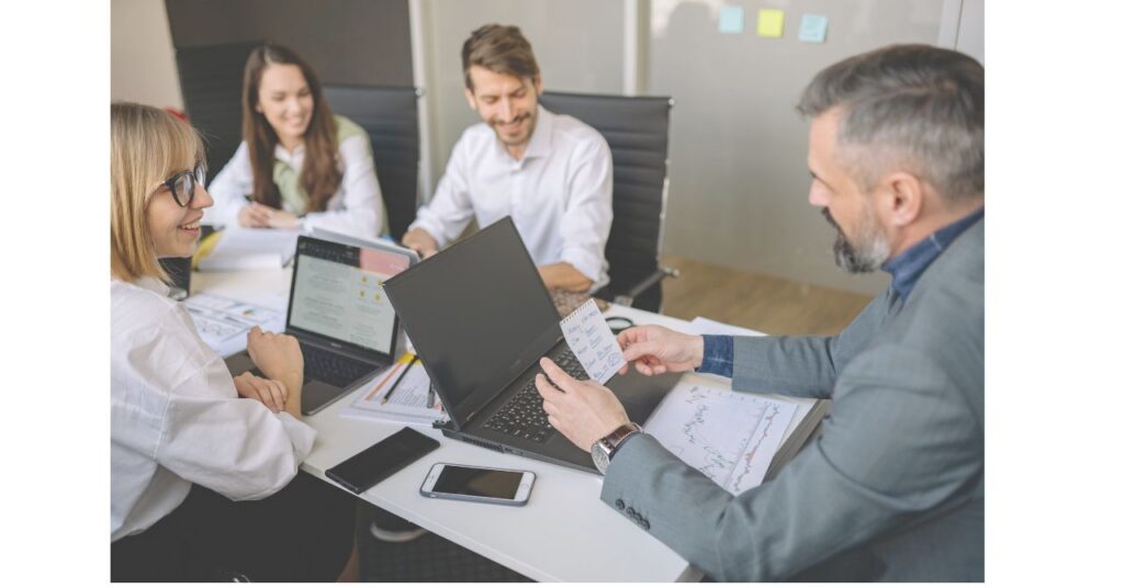 上司と丁寧に話す社員のイメージ写真