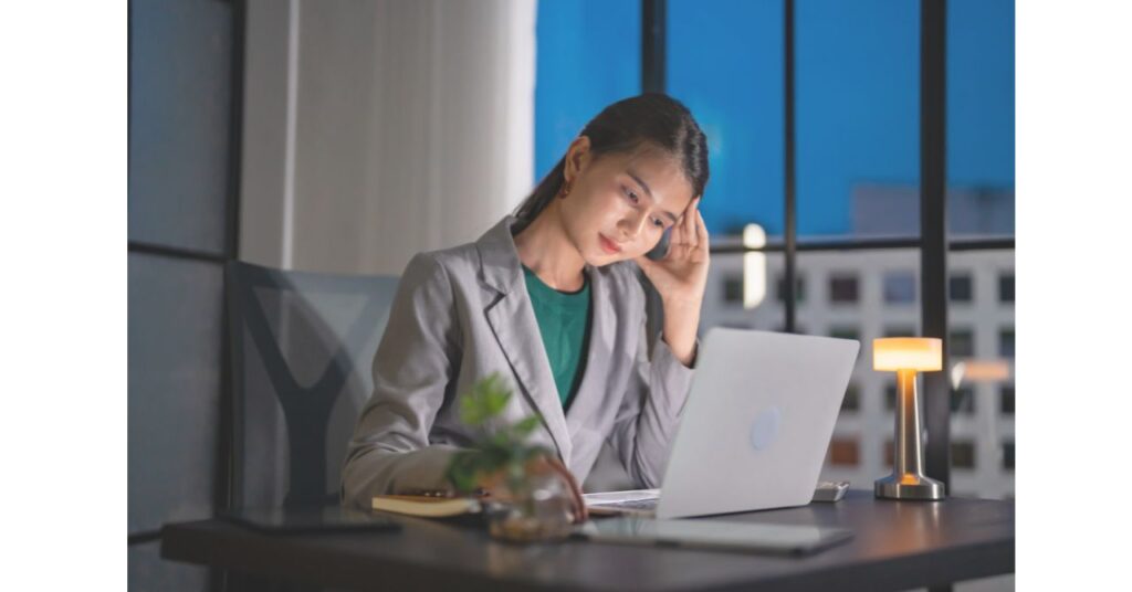 中間管理職の悩みが複雑に絡む状況