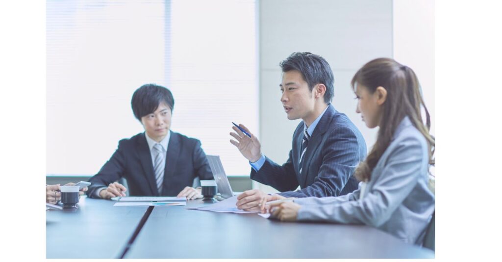 同じ立場で協力し合う中間管理職のイメージ写真