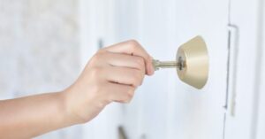 人間関係を割り切ることで心が軽くなる瞬間を表現したイメージ