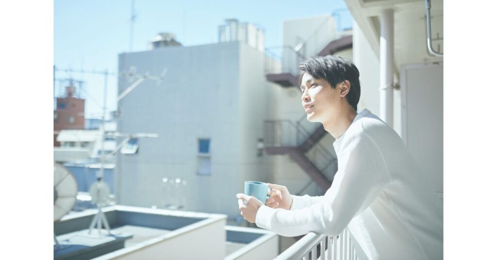 復職初日の朝に温かい飲み物を飲んで落ち着く様子