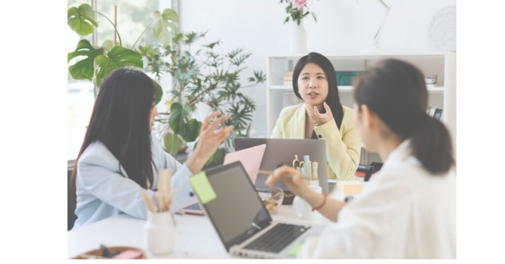 新任管理職がチームと相談しながら働くイメージの写真