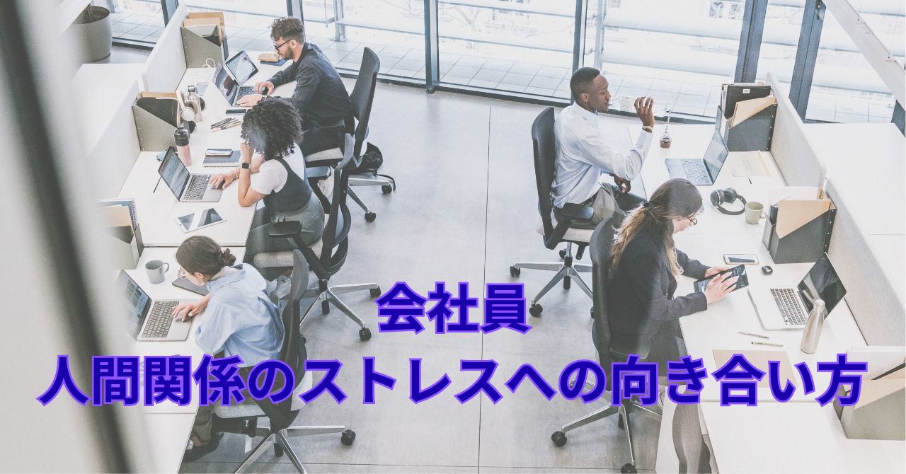 スーツ姿でオフィス街を歩く会社員のシルエット（都会のビル街を背景にブルー系）