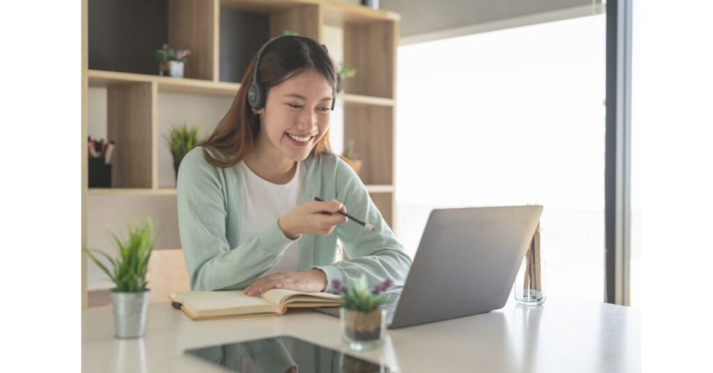 休職中にオンライン英会話を受講する40代女性