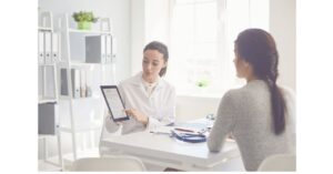 医師に話して安心した女性の様子