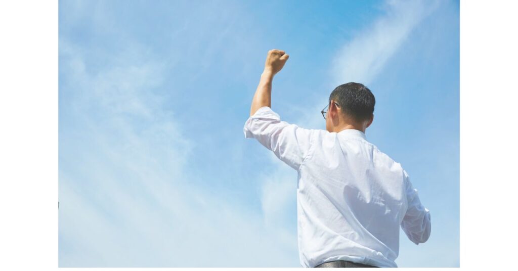 前を向いて歩き出す女性の後ろ姿