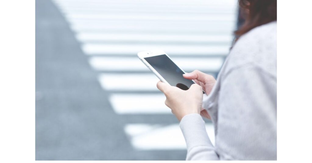 休職中 心の支えとなる人の声に触れるイメージ