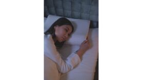 ストレスで疲れを感じる女性の写真