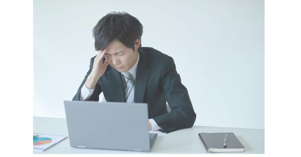 仕事のストレスに悩む会社員女性