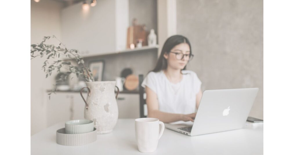 在宅でキャリアを考える人のノートとコーヒー