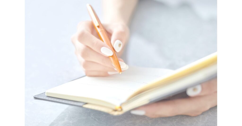 復職後にセルフチェックを記録する手元の様子