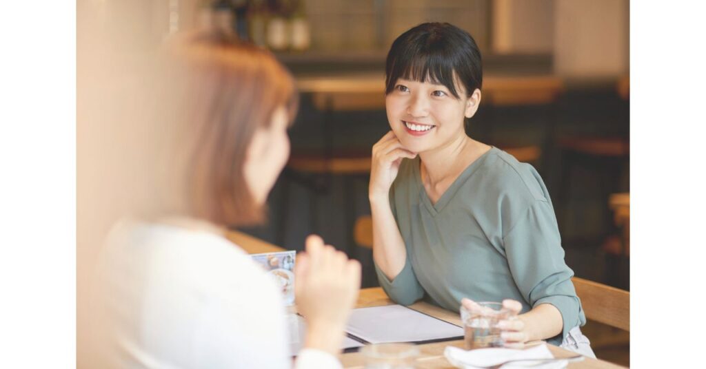 二人が対話する穏やかな場面