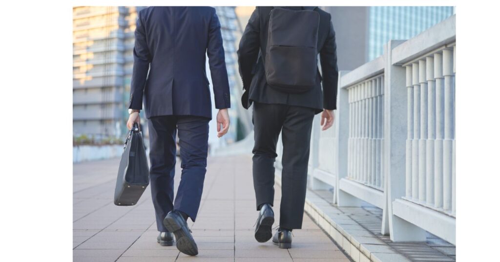 復職初日の一日を終え、安心した表情で帰宅する社員