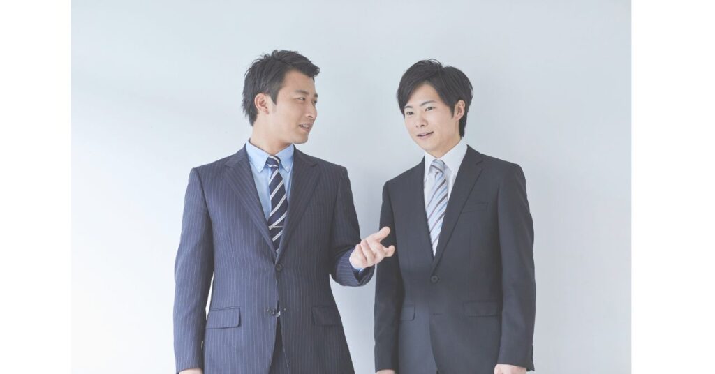 前向きにチームと話し合いを進める管理職のイラスト