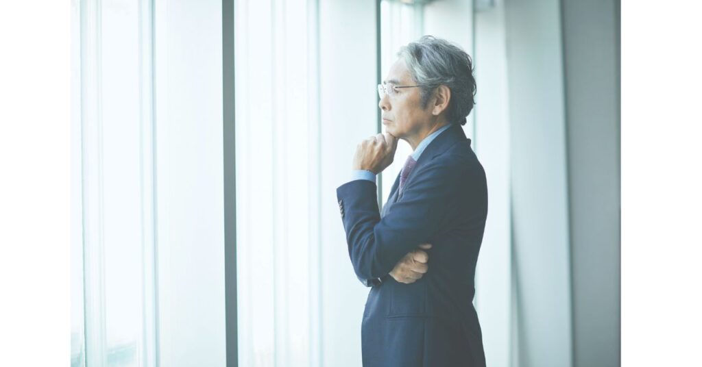 責任の重さと評価の差に悩むビジネスパーソンの姿