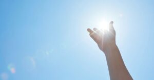 毒親の介護をしながらも自分らしい人生を歩むイメージ