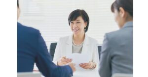 責任感を持って働く女性の写真