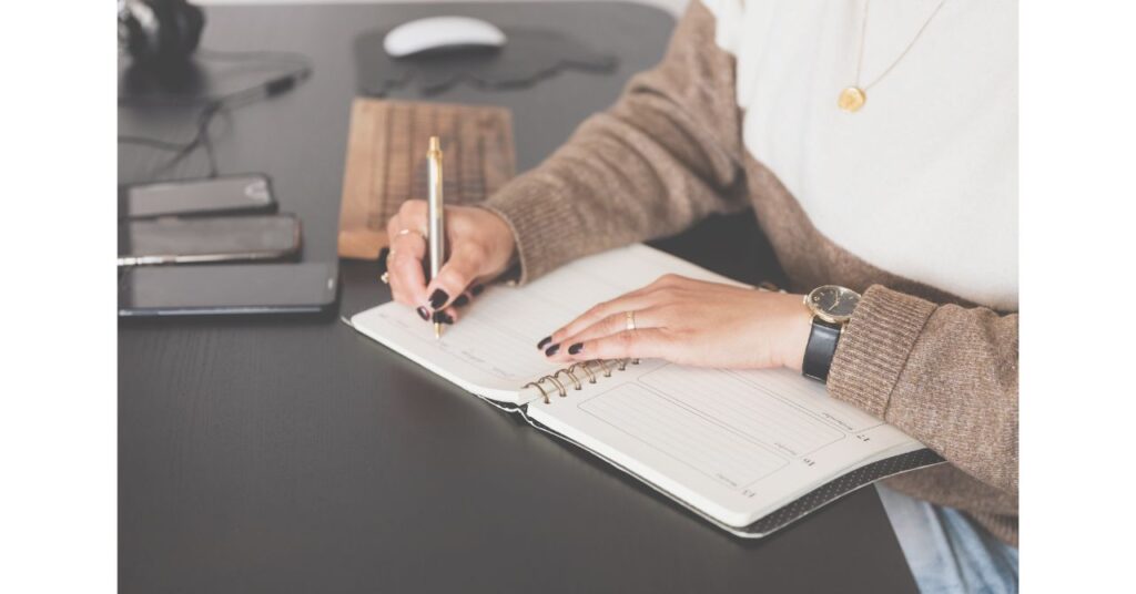 手帳に日記を書く女性の手元