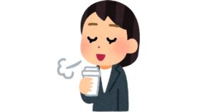 休憩室でリラックスするビジネスパーソン