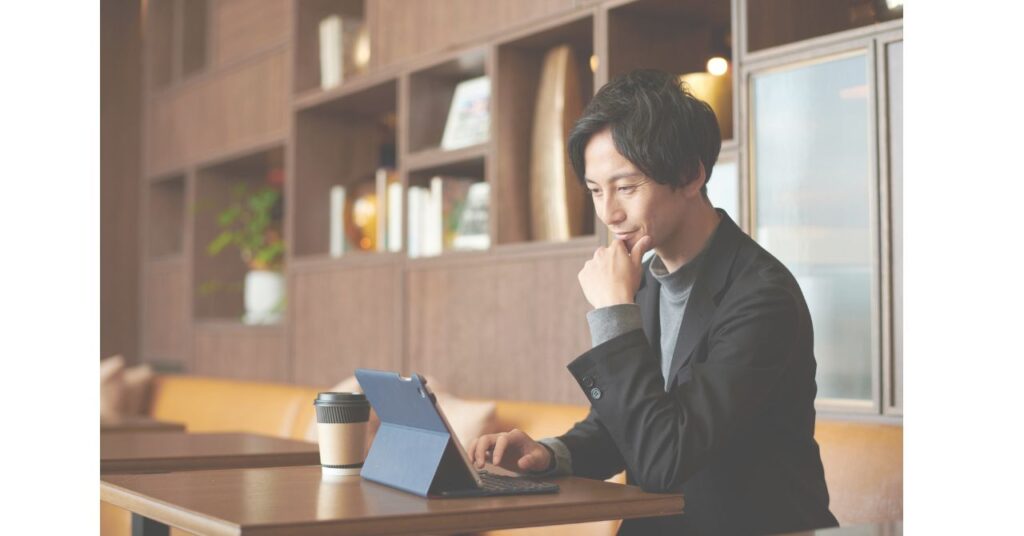 カフェや自宅で自由に働くイメージカット