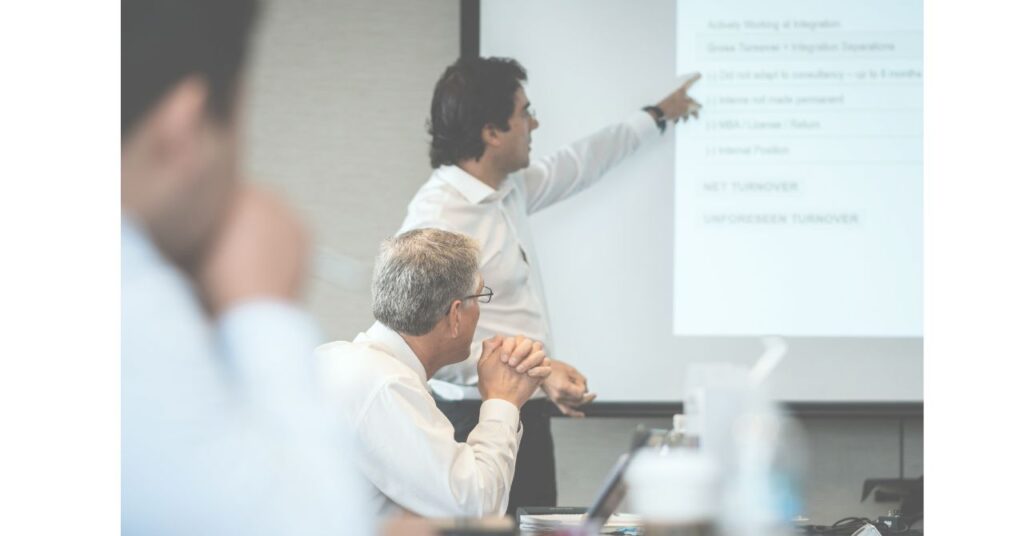 会議室でプレゼン中の管理職
