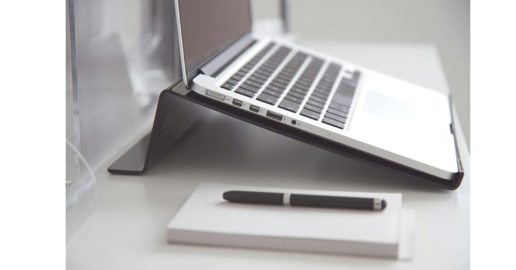 明るい光が差し込む落ち着いたデスクのイメージ