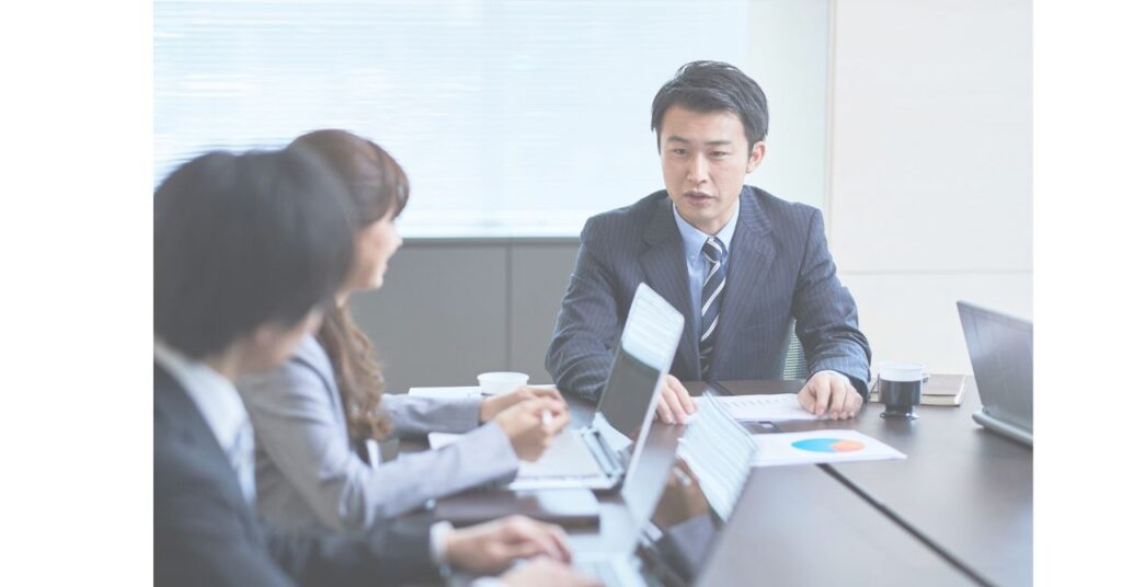 指導が響かない部下とのコミュニケーションを考える上司の後ろ姿