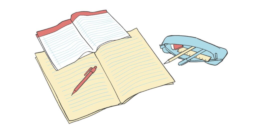 整えられたデスクの端に並ぶ小物とノートの静物