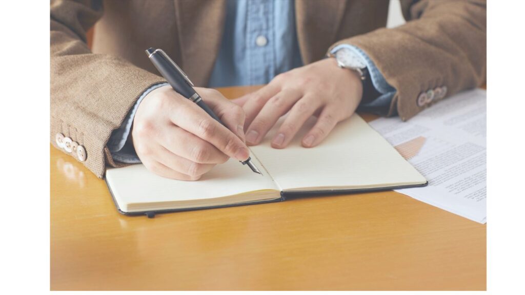 部下の状況を紙に書き出して整理しているイメージ