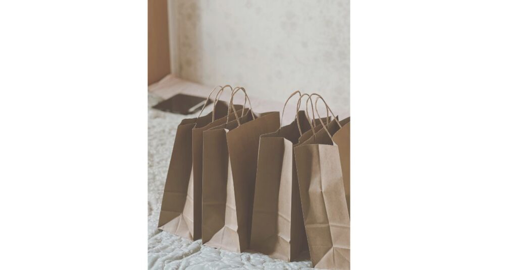 外出が難しい時にネット通販で菓子折りを選ぶ様子