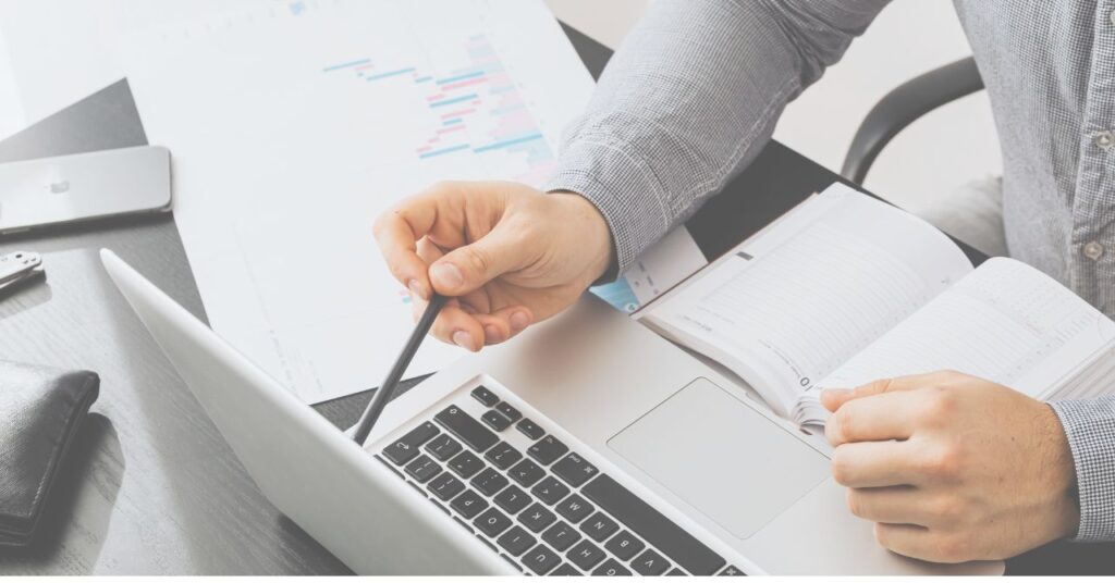 チェックポイントをメモしている管理職