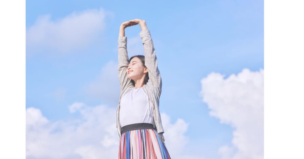 朝の光の中、穏やかに微笑む40代女