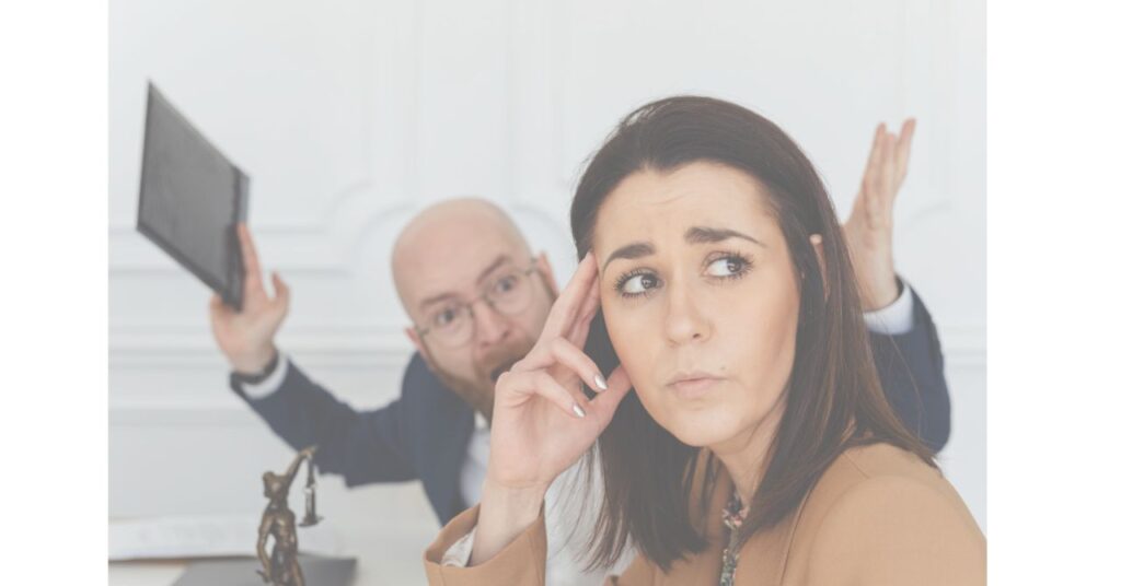 うつから復職した人が言葉に悩む様子のイメージ
