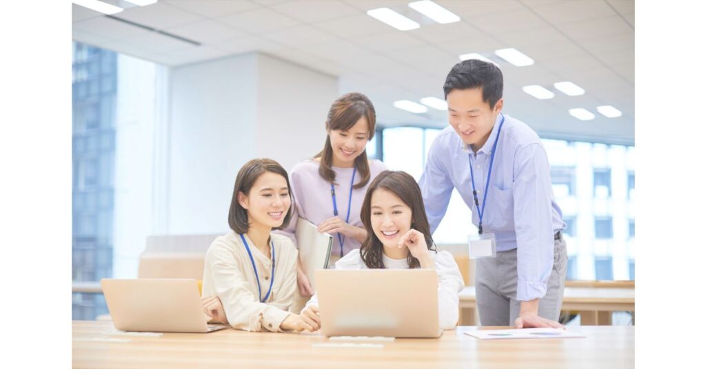 復職した同僚をさりげなく支える職場のイメージ
