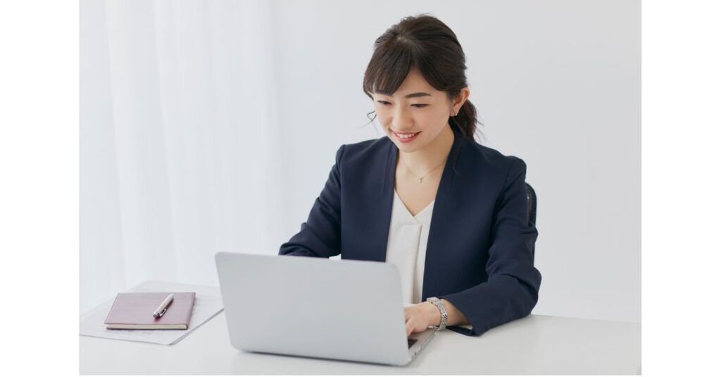 転職先を見つけて喜ぶ女性