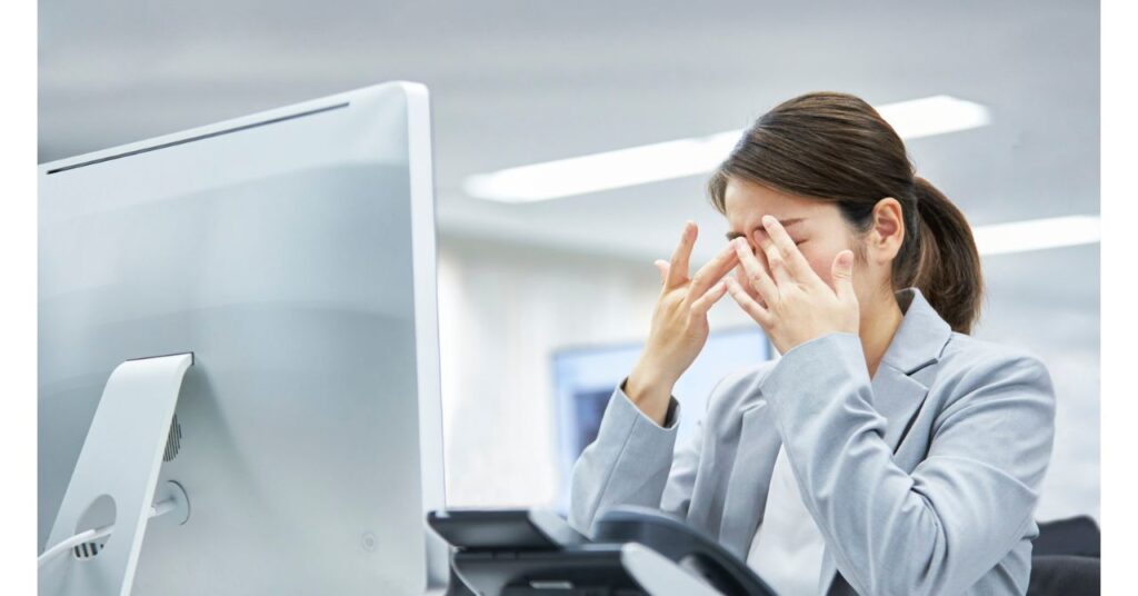 相談するかを悩む女性