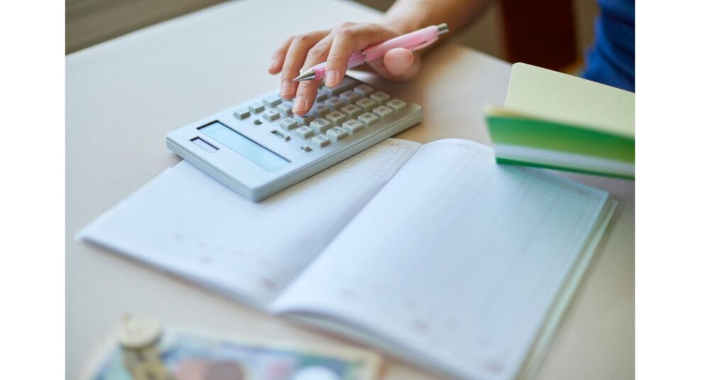 仕事を辞める前に家計や老後資金を確認する女性