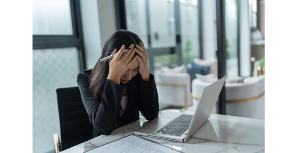 更年期で仕事がつらく疲れを感じる女性