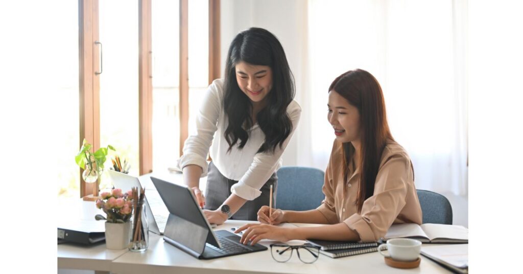 今の職場で働き方について相談する女性